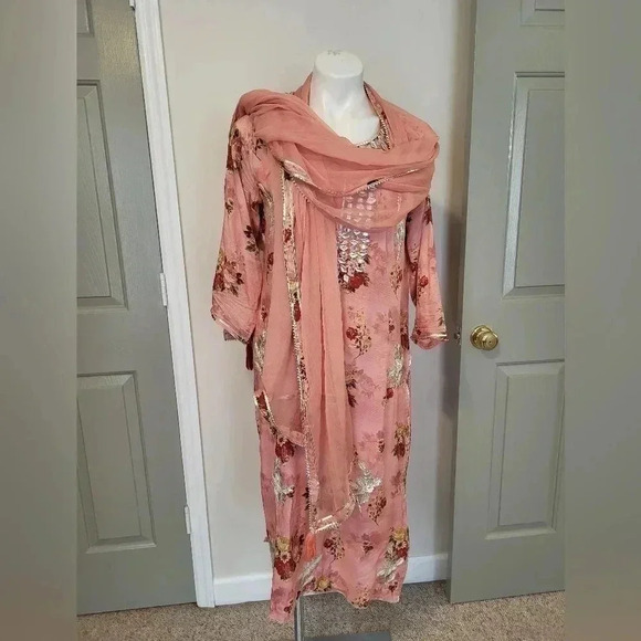Pakistan Made In India Embroidered/Sequins Floral Top with Sheer Wrap Scarf(S) - Picture 1 of 12